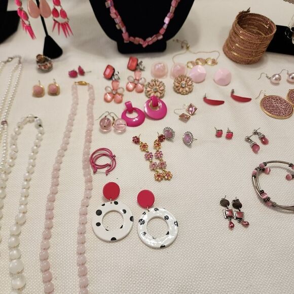 Large lot of pink mixed costume jewelry - Picture 2 of 8